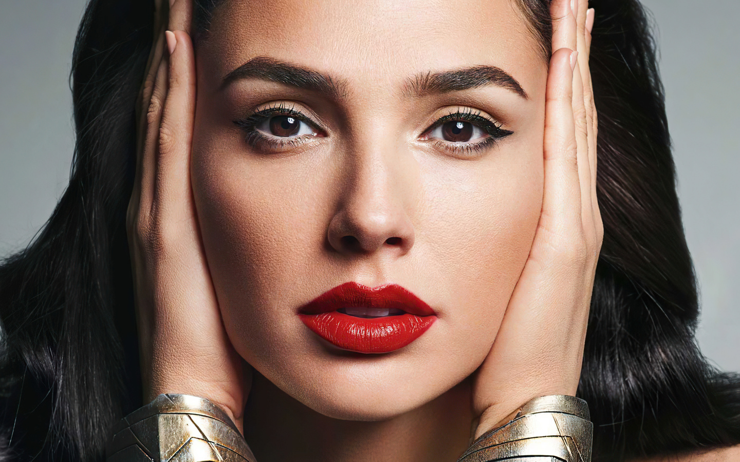 Актриса Галь Гадот крупным планом на сером фоне