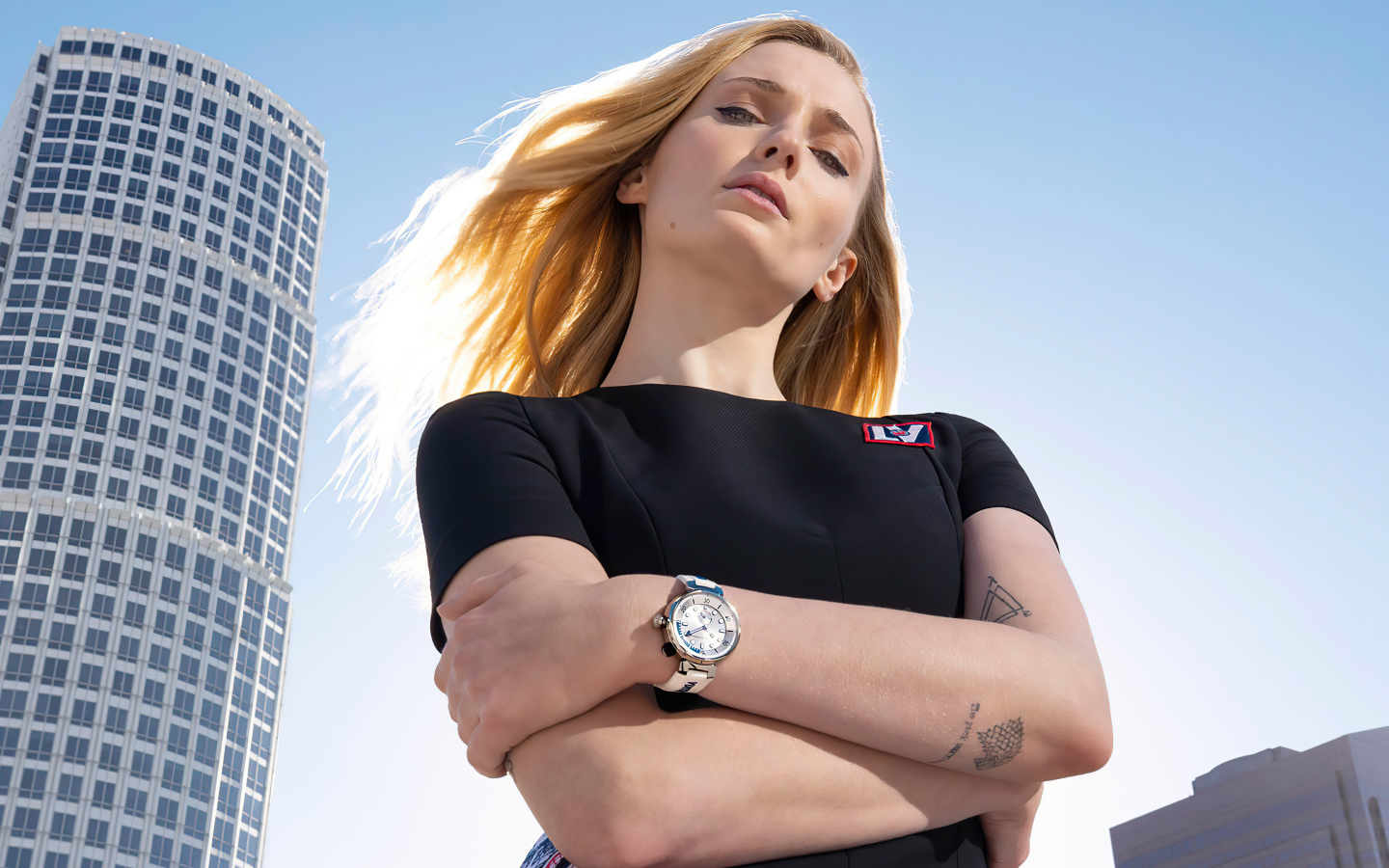 Актриса Софи Тёрнер на фоне небоскреба