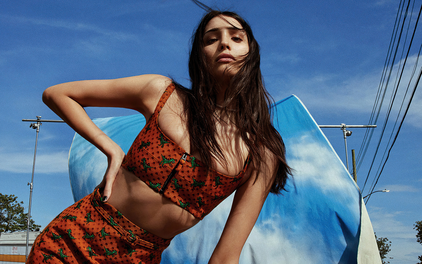 Актриса Цион Морено на фоне неба