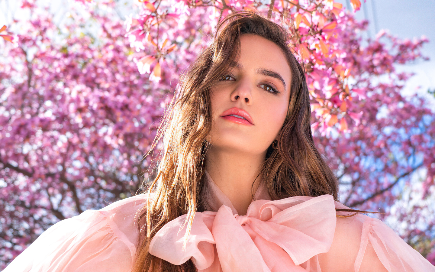 Красивая  актриса Бэйли Мэдисон в розовом