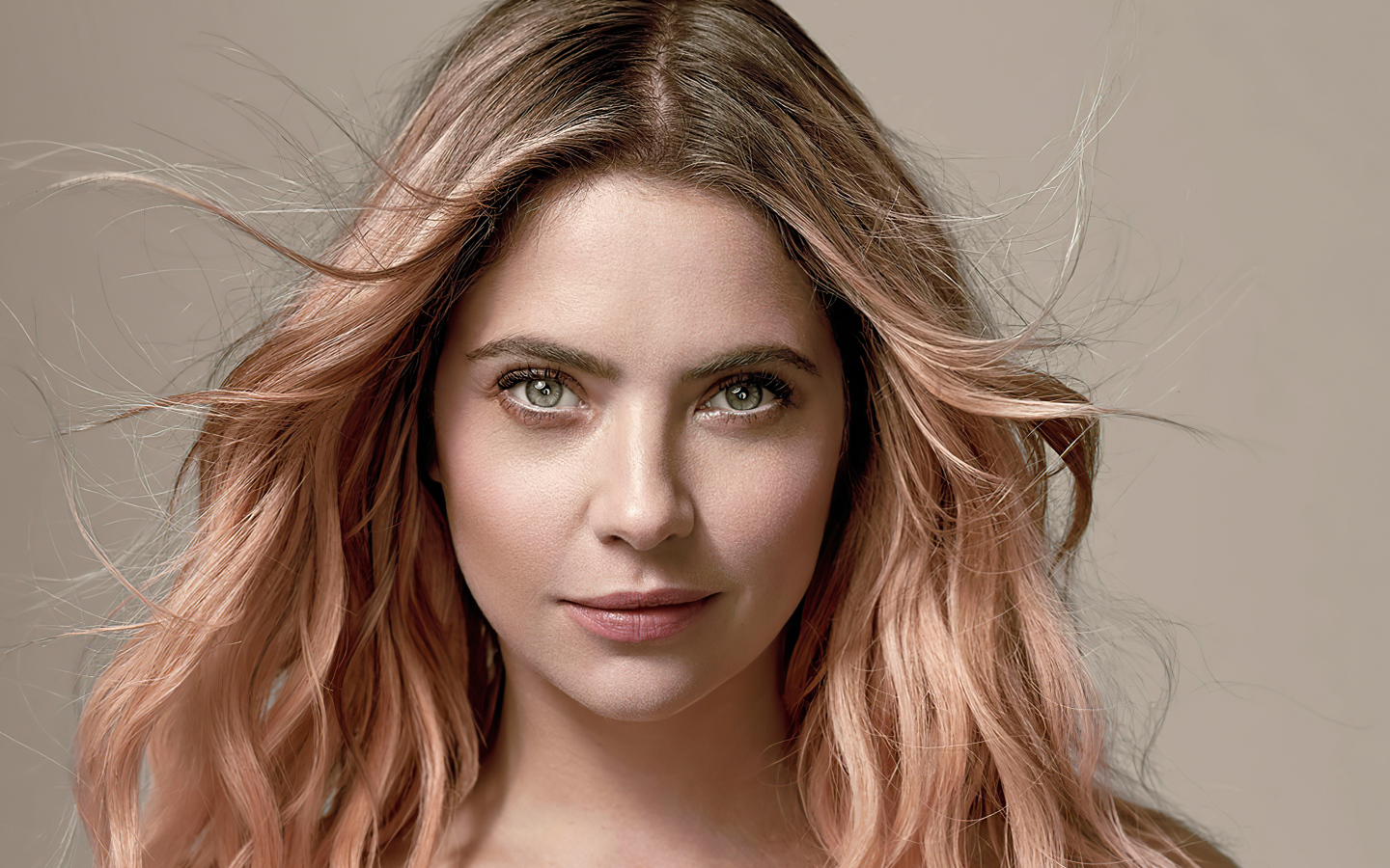 Красивая блондинка актриса Эшли Бенсон