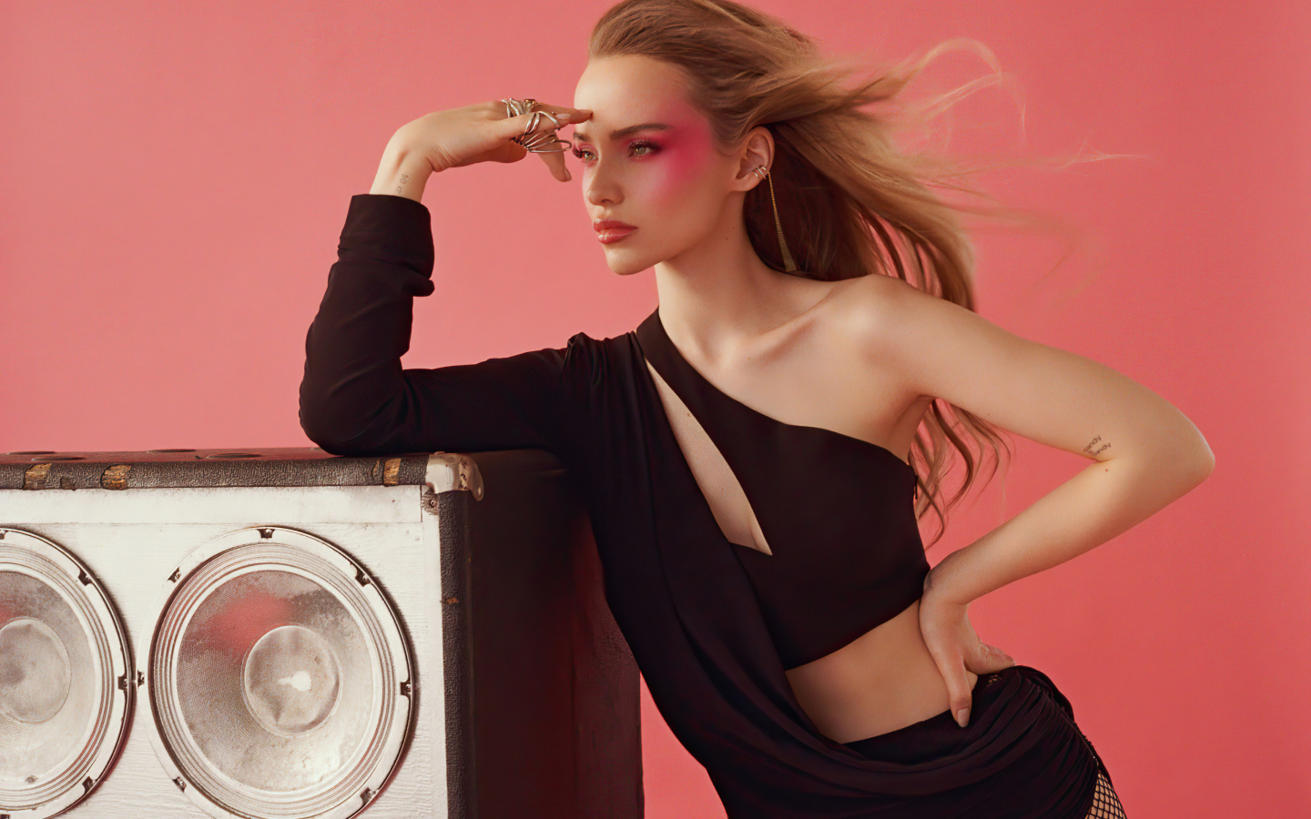 Красивая блондинка актриса Дав Кэмерон на розовом фоне