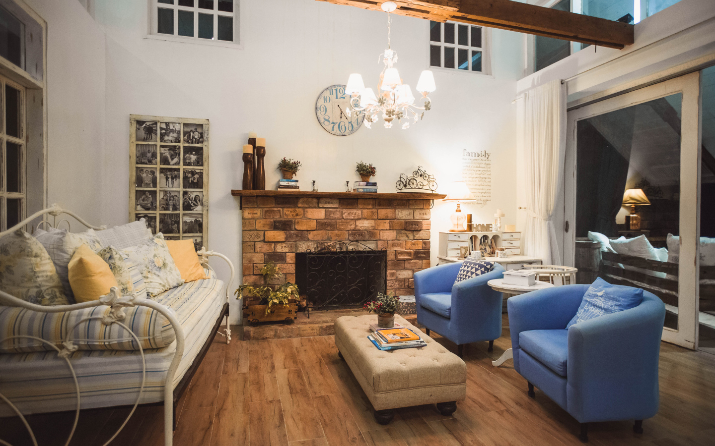 Красивая мебель в комнате с камином и балконом 