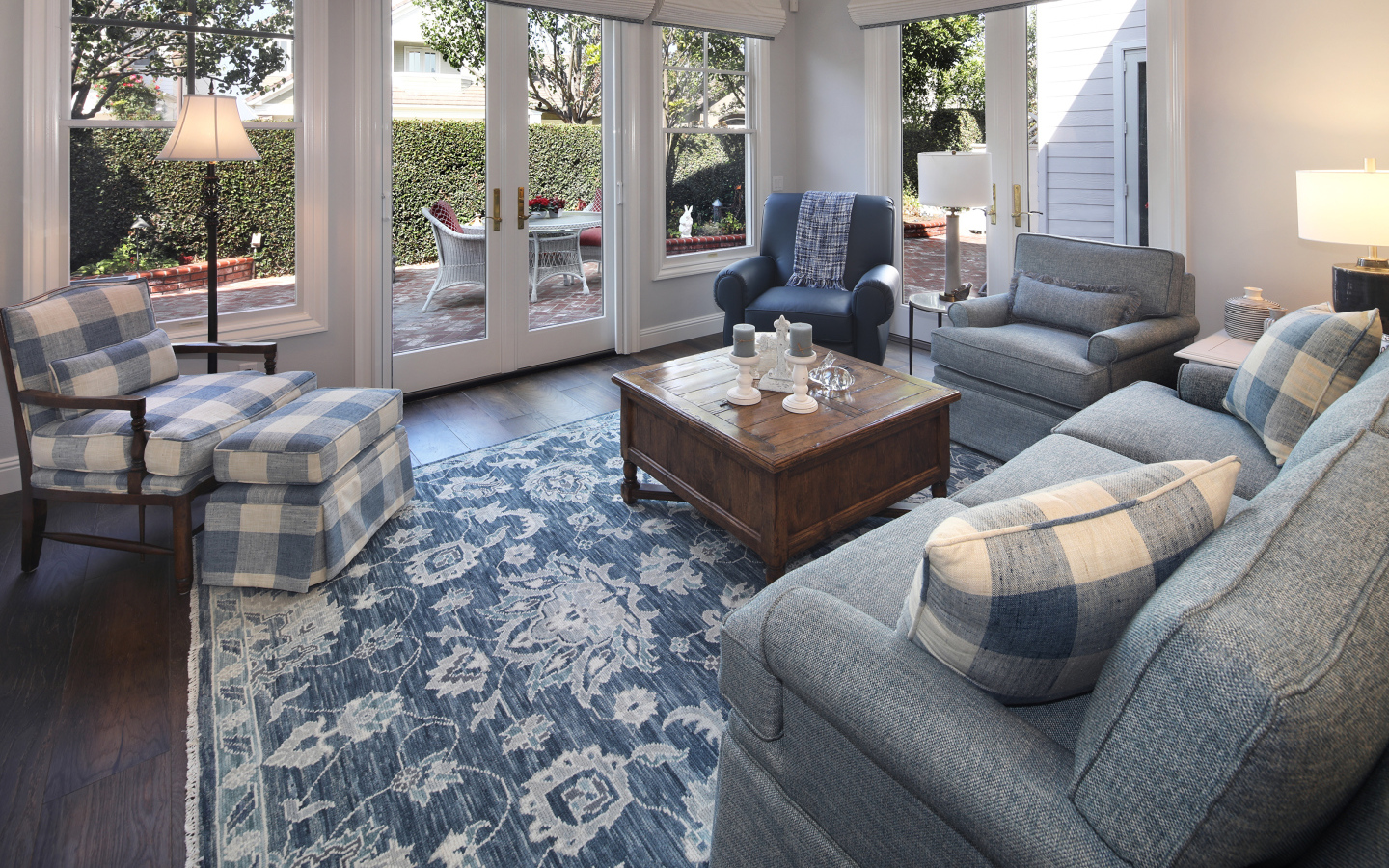 Красивая мебель в гостиной комнате в доме