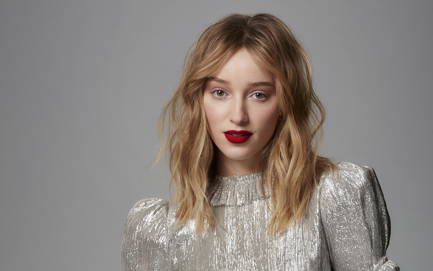 Красивая девушка актриса Фиби Дайневор на сером фоне в блестящем платье