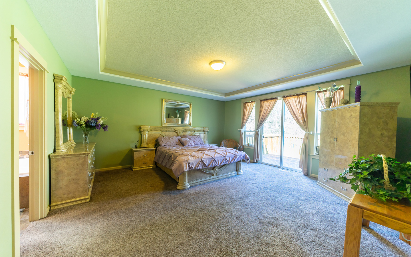 Красивая большая спальня с зелеными стенами 