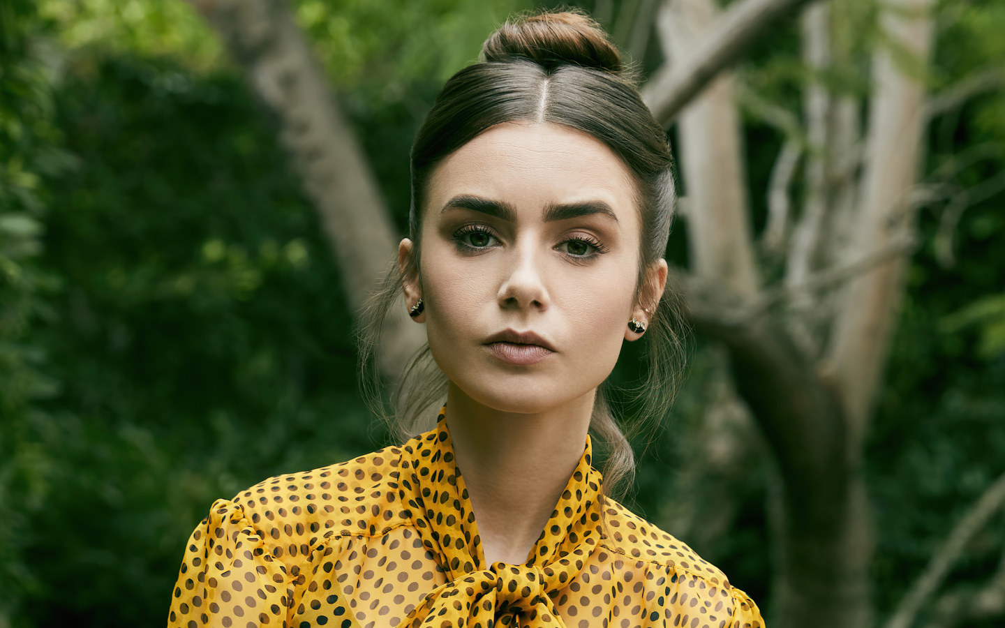 Красивая молодая американская актриса Лили Коллинз