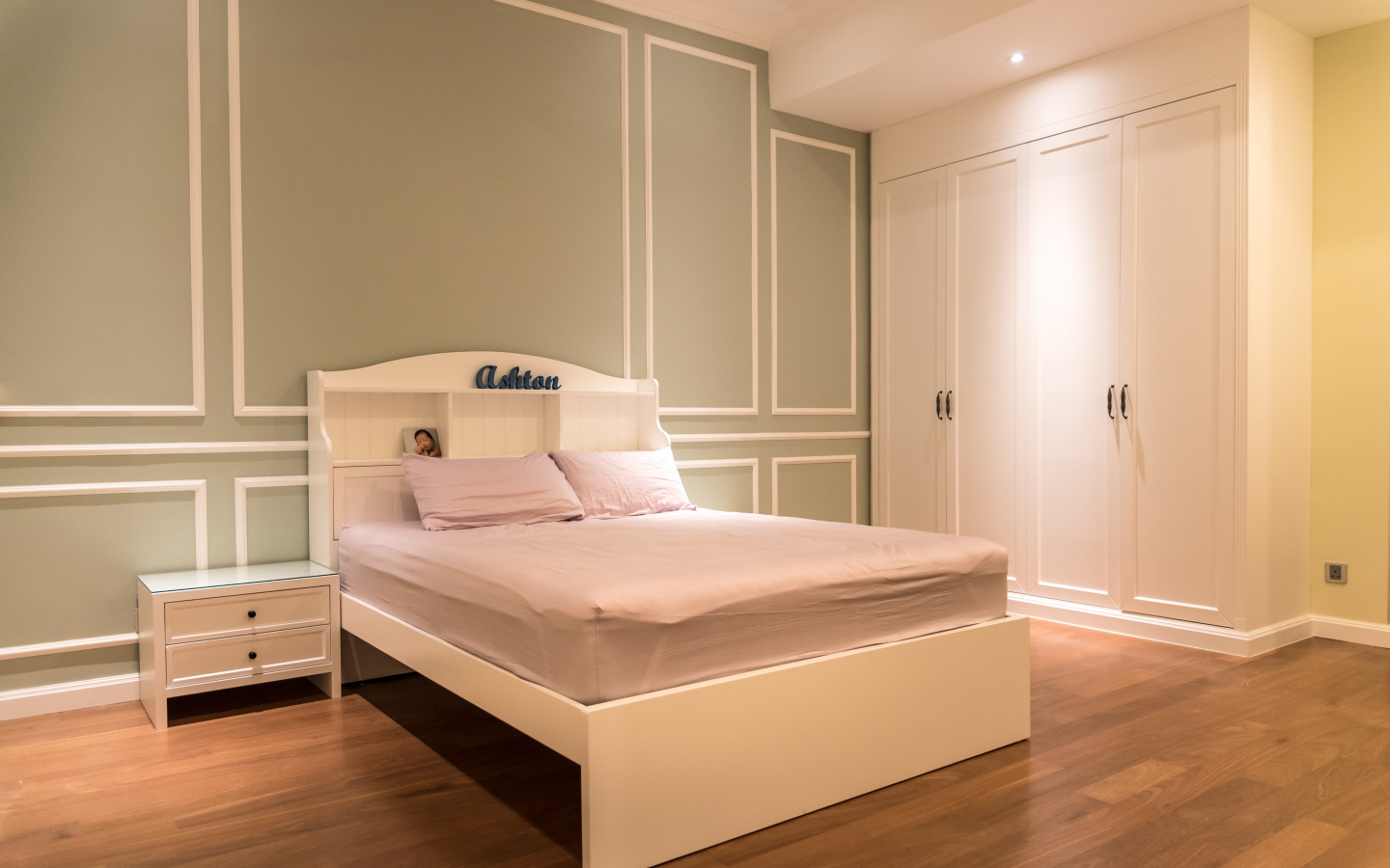 Спальня с кроватью в стиле минимализм