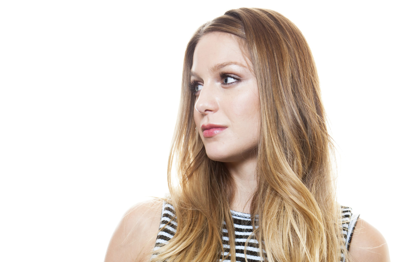 Голубоглазая актриса Мелисса Бенойст на белом фоне