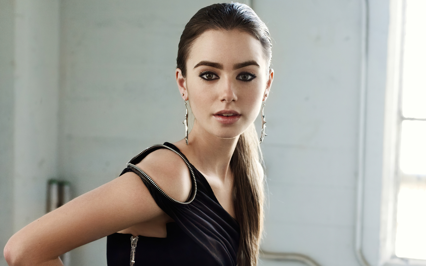 Кареглазая Лили Коллинз в черном платье