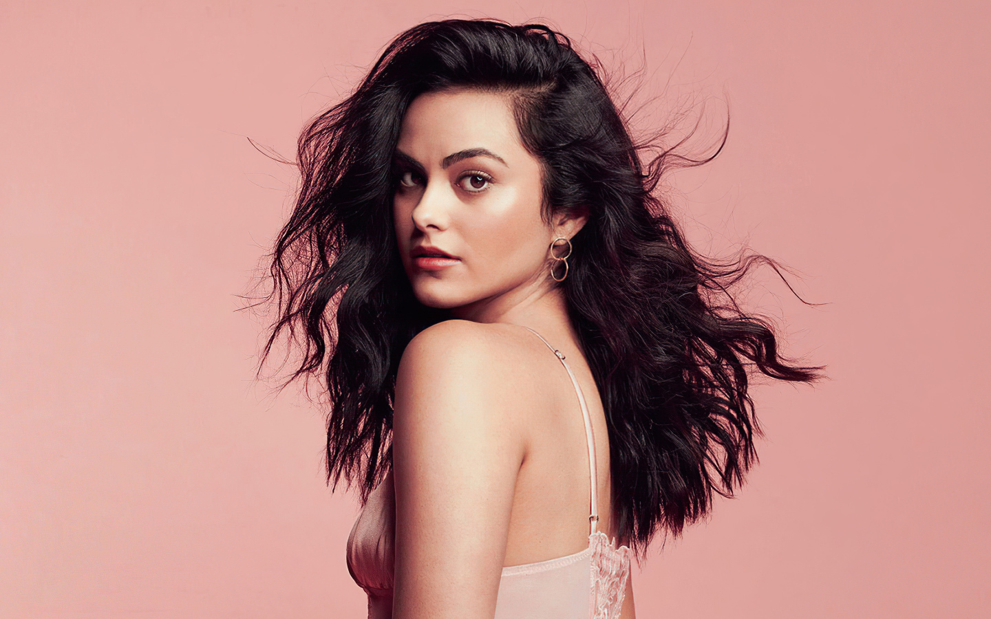 Брюнетка Камила Мендес на розовом фоне