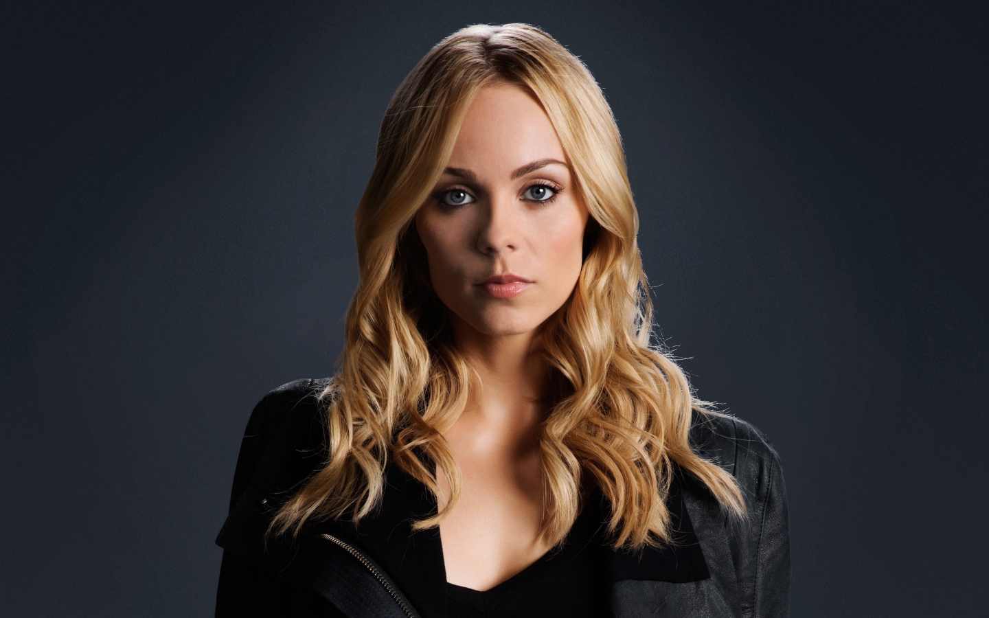 Канадская актриса Лора Вандервурт в черной куртке