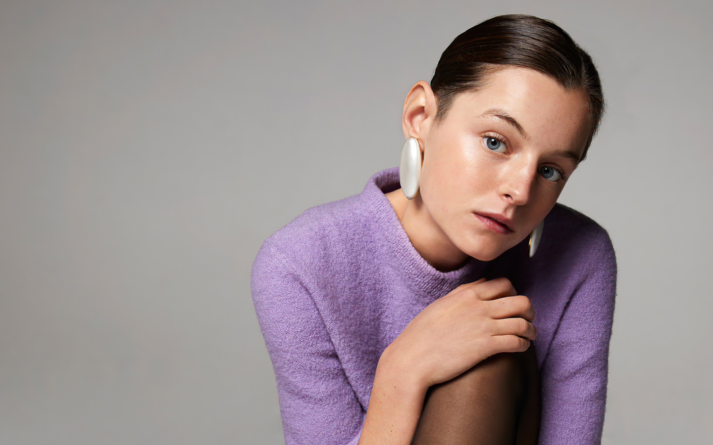 Английская актриса Эмма Коррин на сером фоне