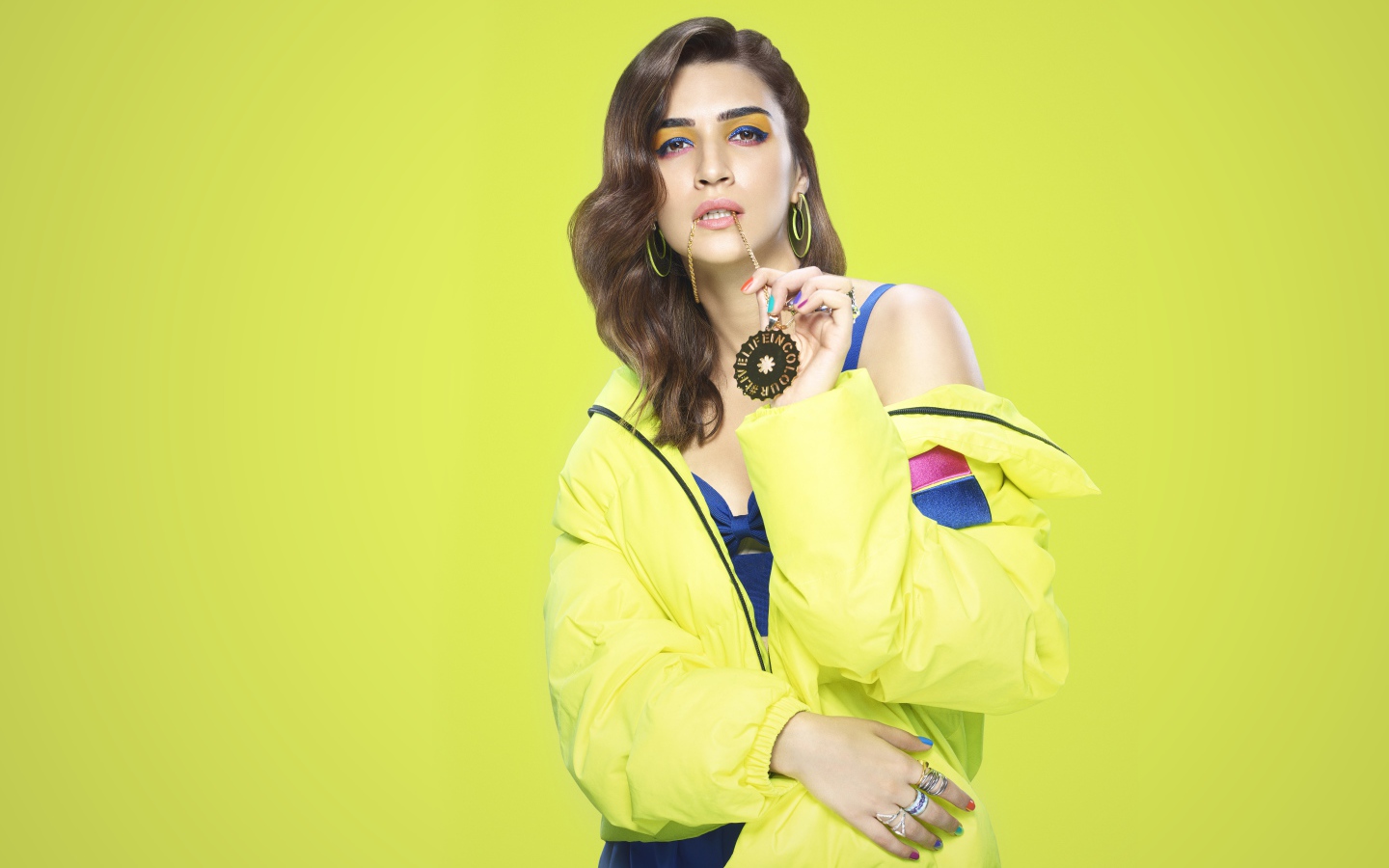 Индийская актриса Крити Санон на желтом фоне