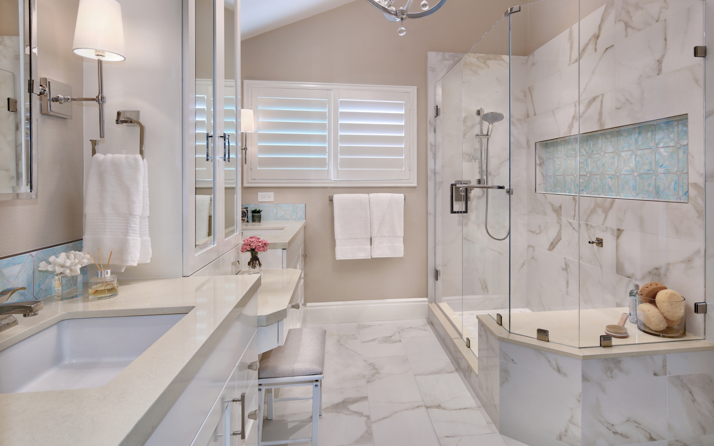 Большая ванная комната с душевой кабиной 