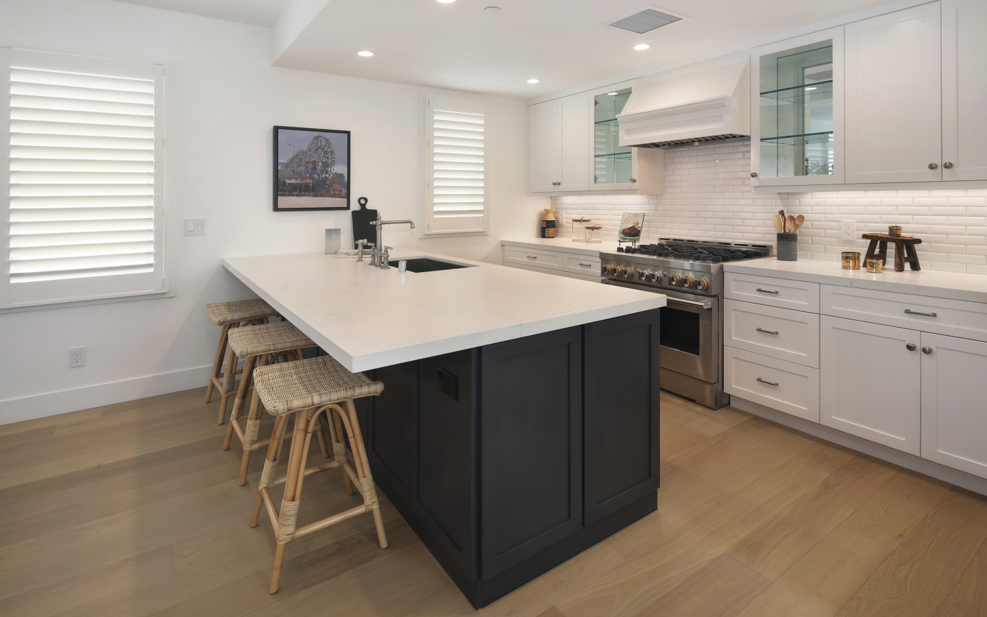 Большой стол со стульями в кухне с белой мебелью 