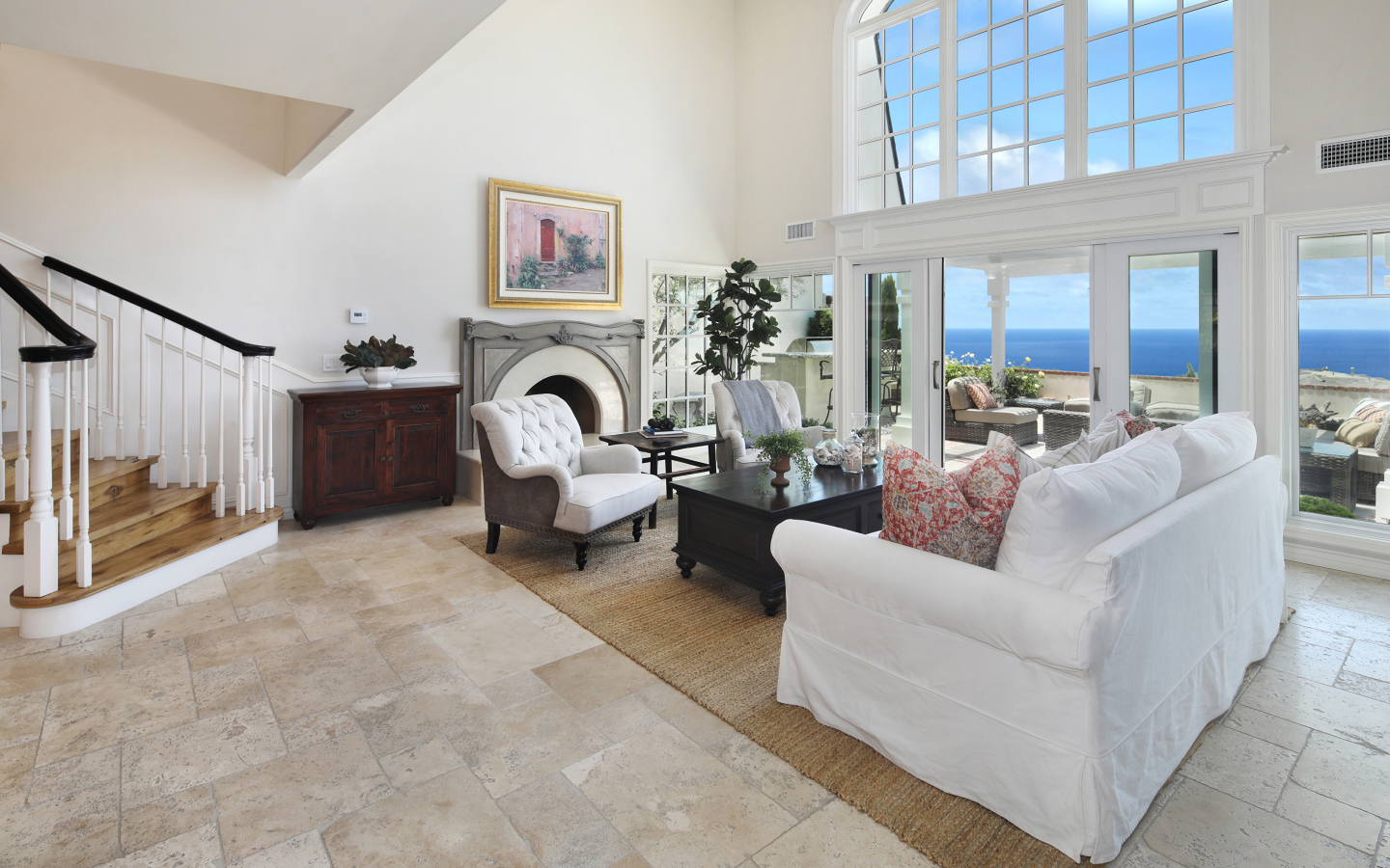 Гостиная комната с высоким потолком и большим окном