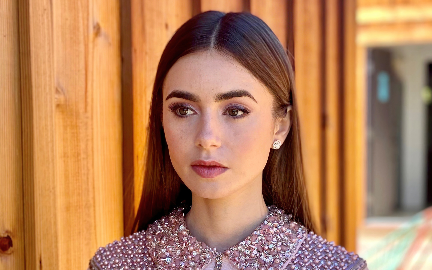 Длинноволосая кареглазая девушка Лили Коллинз