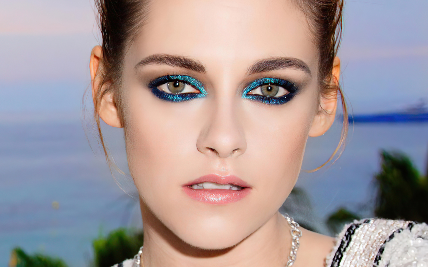 Популярная актриса Кристен Стюарт с накрашенными глазами