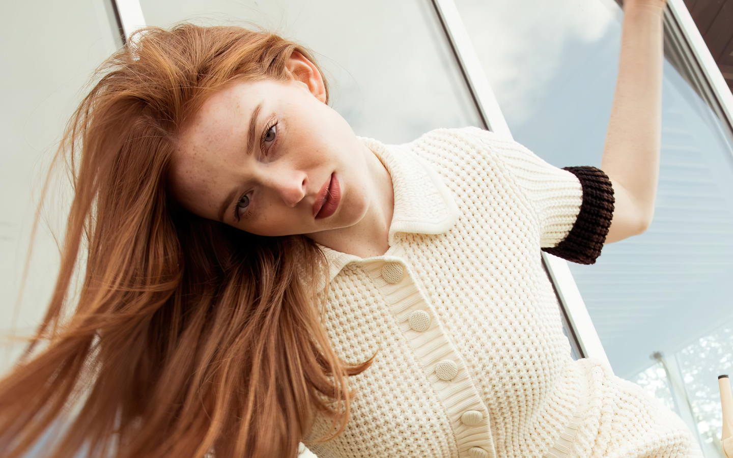 Рыжеволосая актриса Ларсен Томпсон в белом платье