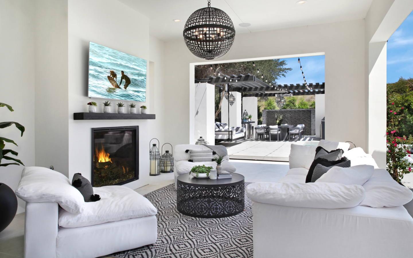 Стильный черно - белый интерьер в комнате с выходом на террасу 