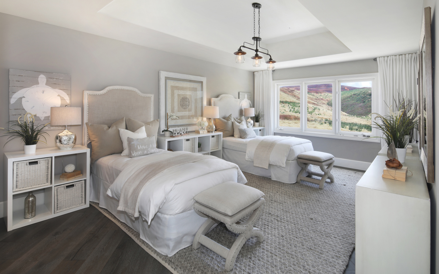 Две кровати в спальне с большим окном