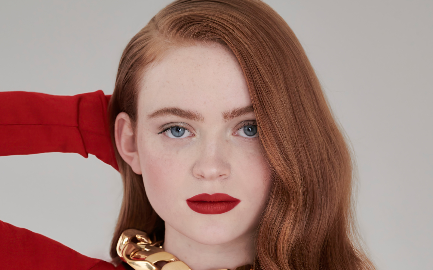 Молодая американская актриса Сэди Синк с рыжими волосами