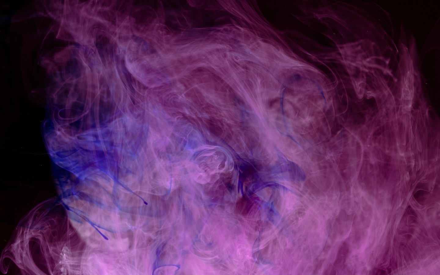 Розовый дым на черном фоне