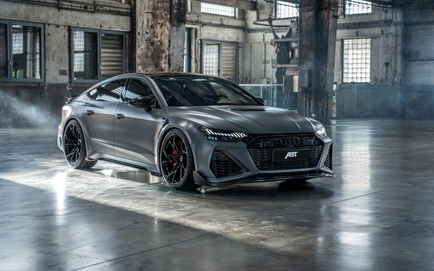 Автомобиль ABT RS7 Legacy Edition 2023 года в здании