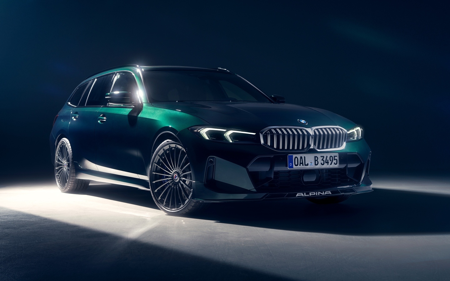 Зеленый автомобиль Alpina B3 Touring