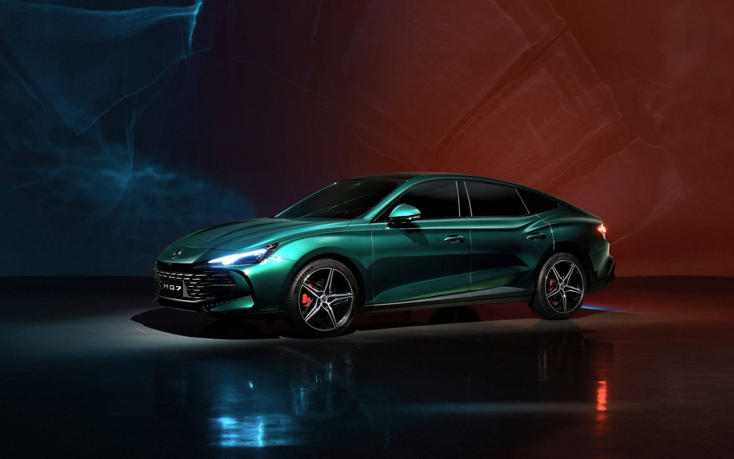 Большой зеленый автомобиль MG 7 Trophy