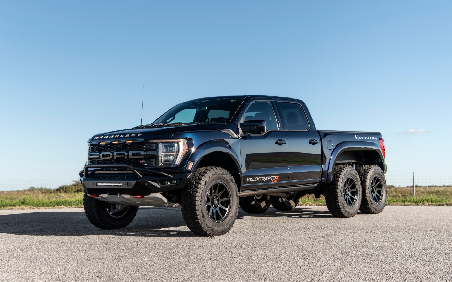 Черный джип Hennessey VelociRaptoR 6x6 2024 года
