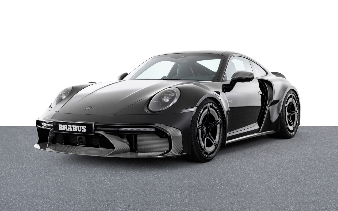 Черный автомобиль  Brabus 900 Rocket R