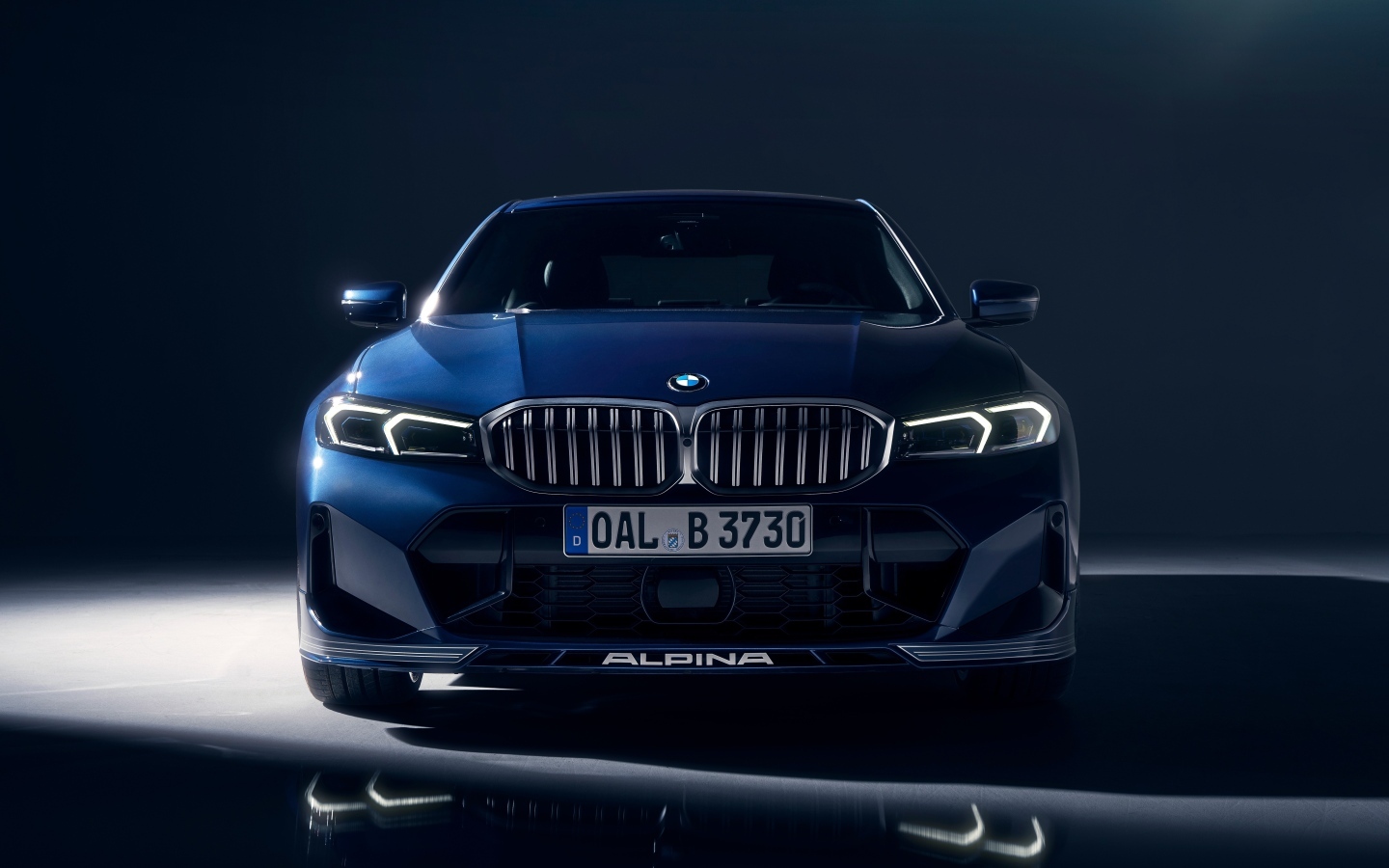 Синий автомобиль Alpina B3 Limousine