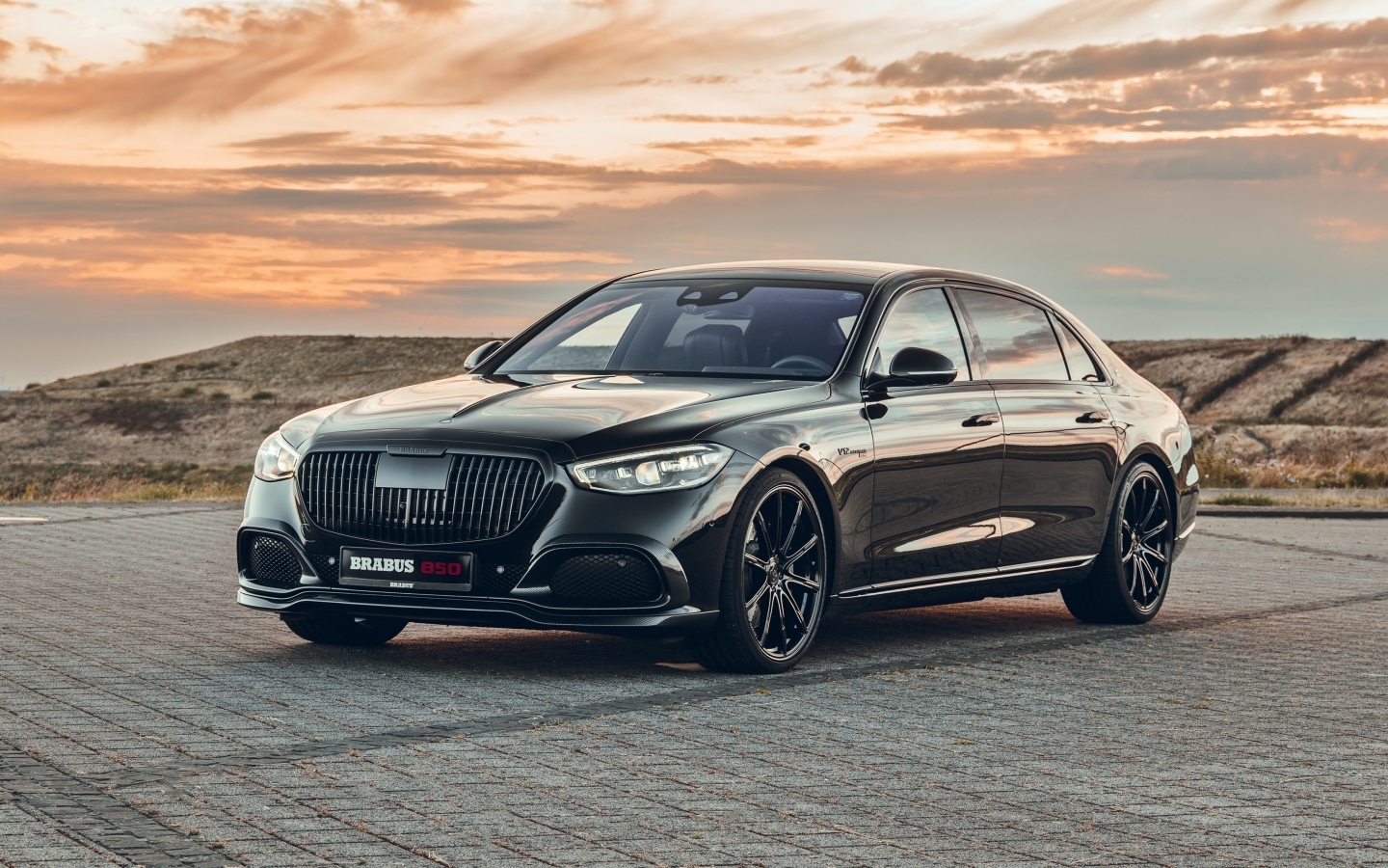 Автомобиль Brabus 850 2023 года на фоне заката