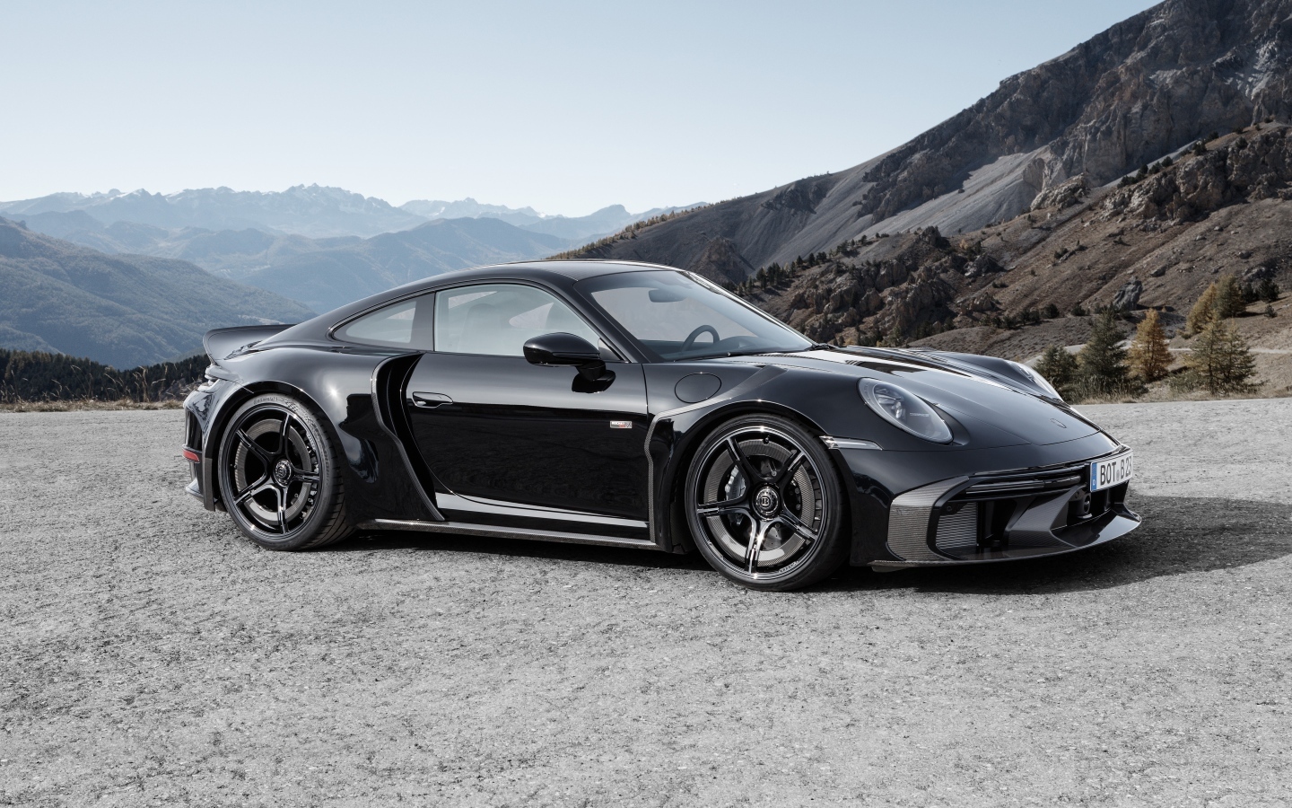 Дорогой черный автомобиль  Brabus 900 Rocket R