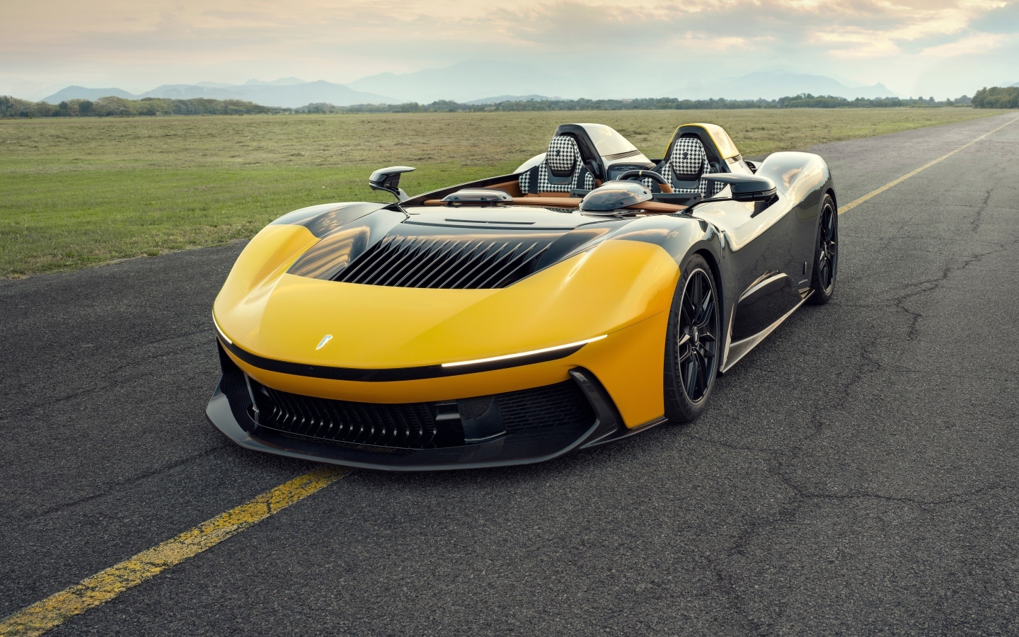 Быстрый дорогой автомобиль Pininfarina B95 Prototipo 2023 года на дороге