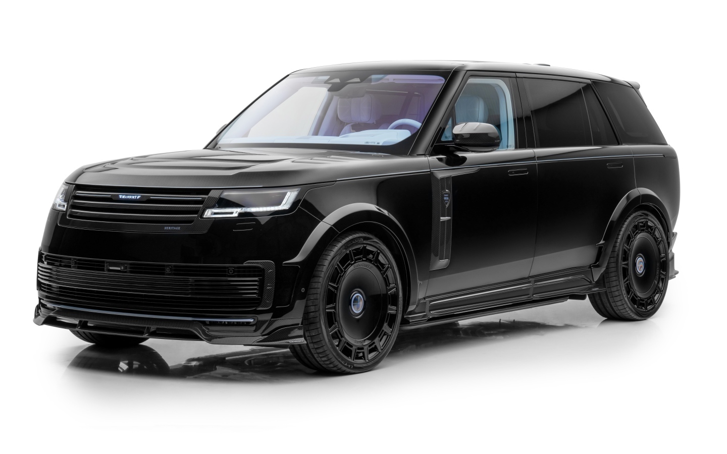 Вид спереди на черный внедорожник Mansory Range Rover SV LWB Heritage 2023 года