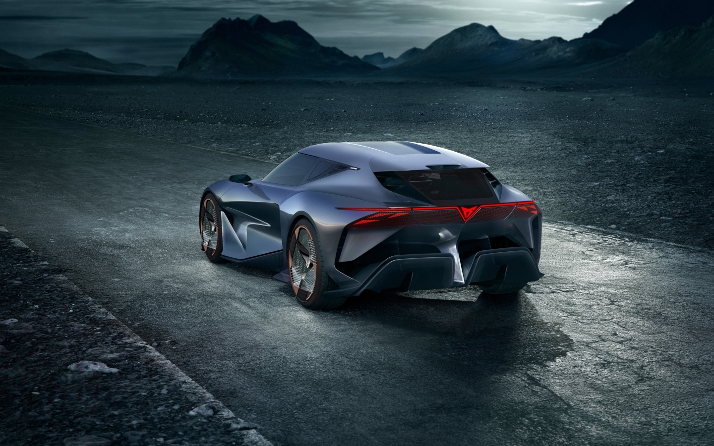 Вид сзади на автомобиль Cupra DarkRebel