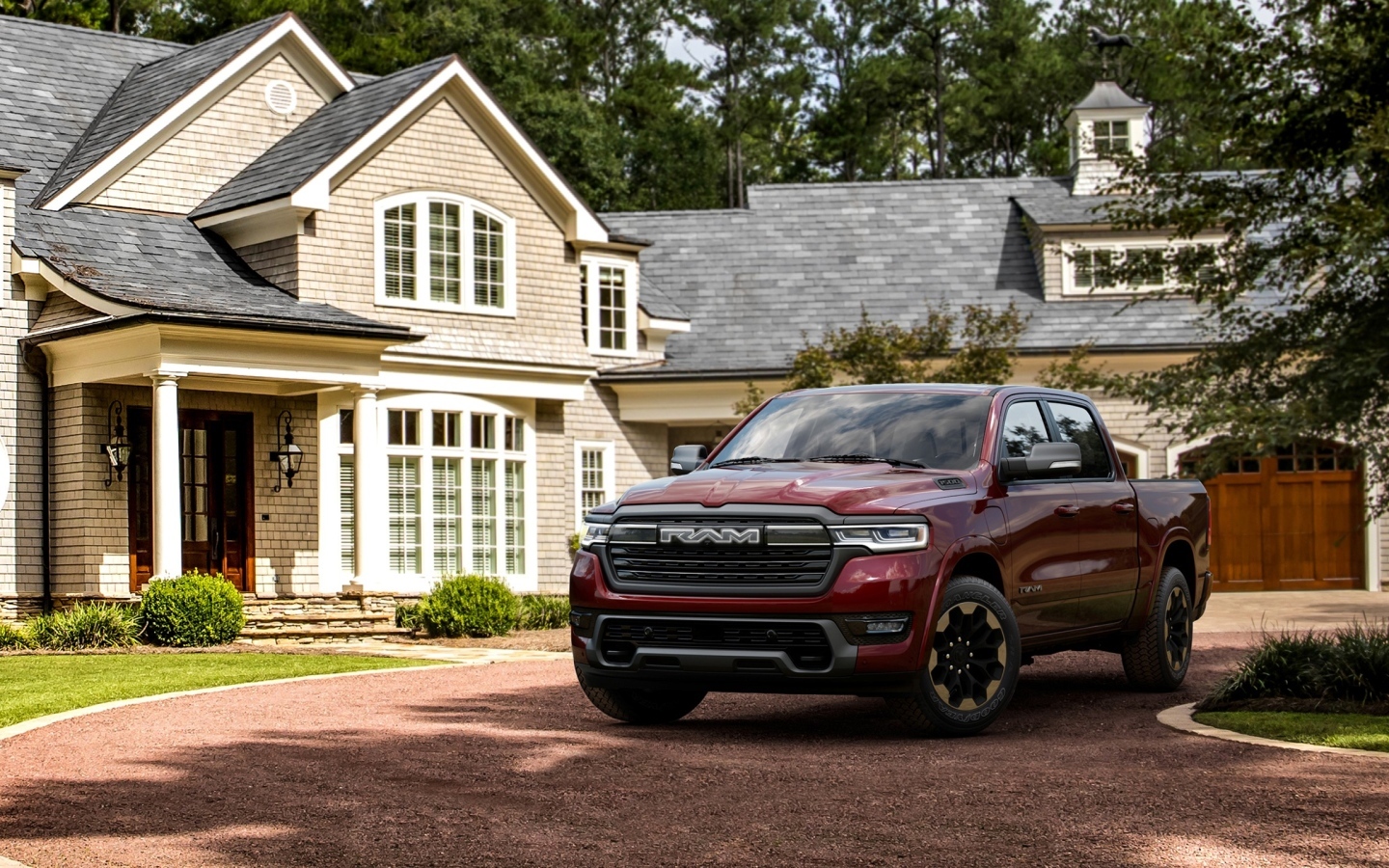 Красный пикап Ram 1500 Ramcharger Laramie 2025 года у дома