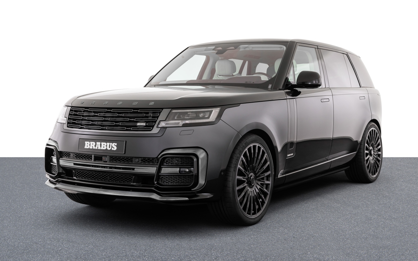 Внедорожник Brabus 600 2023 года на сером фоне