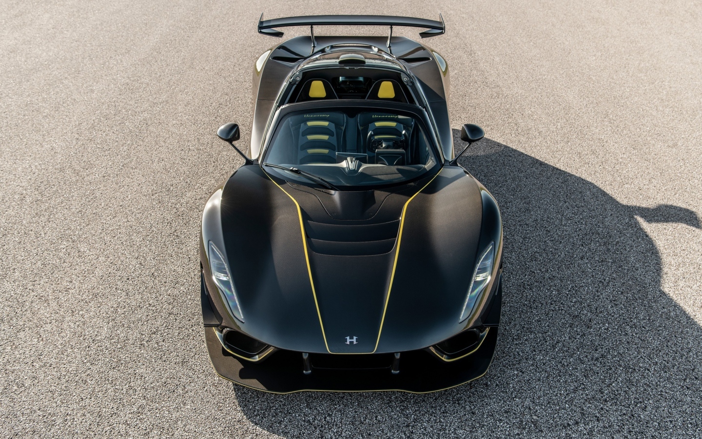 Вид сверху на спортивный автомобиль Hennessey Venom F5 Revolution Roadster 2023 года