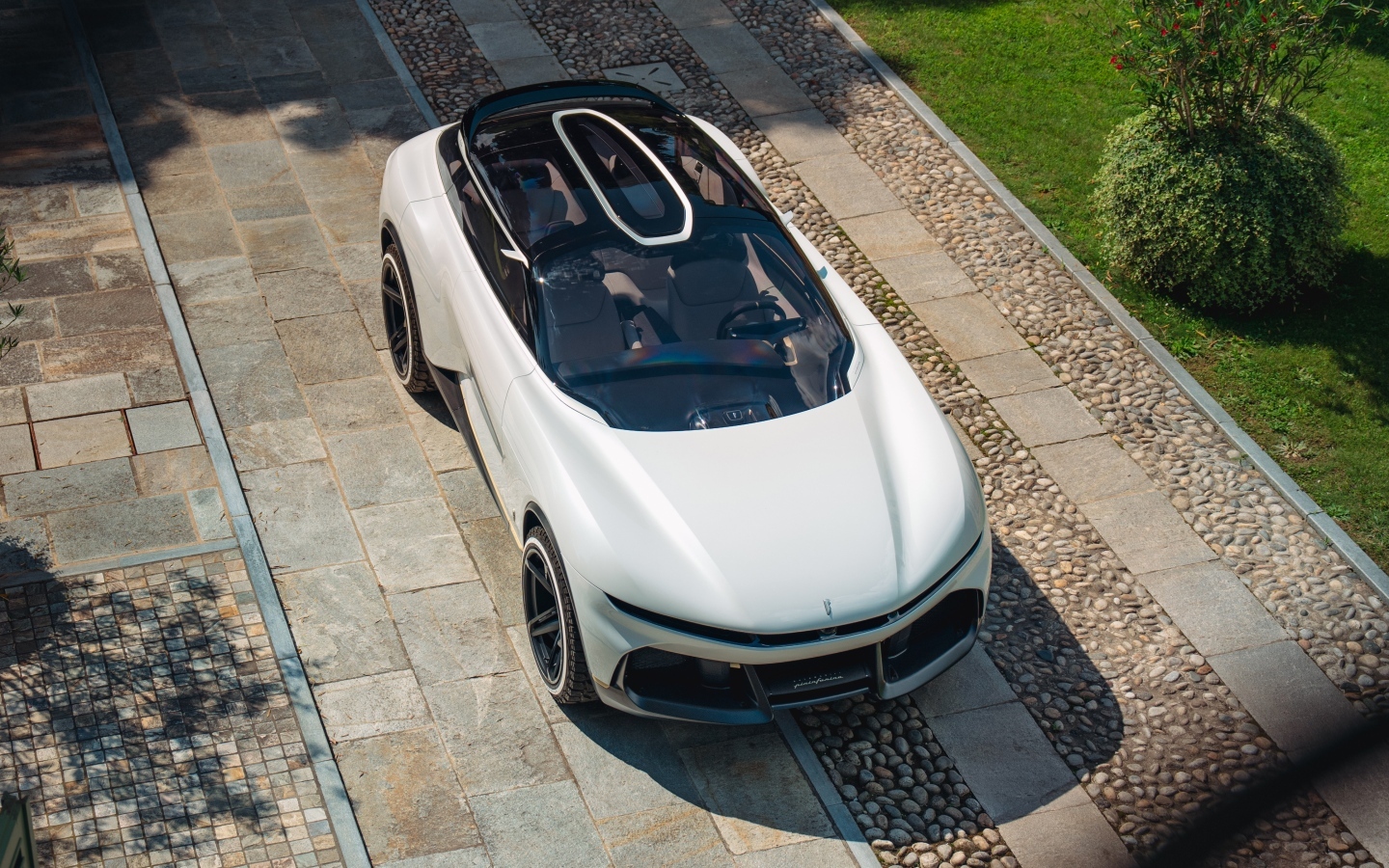 Вид сверху на автомобиль Pininfarina PURA Vision