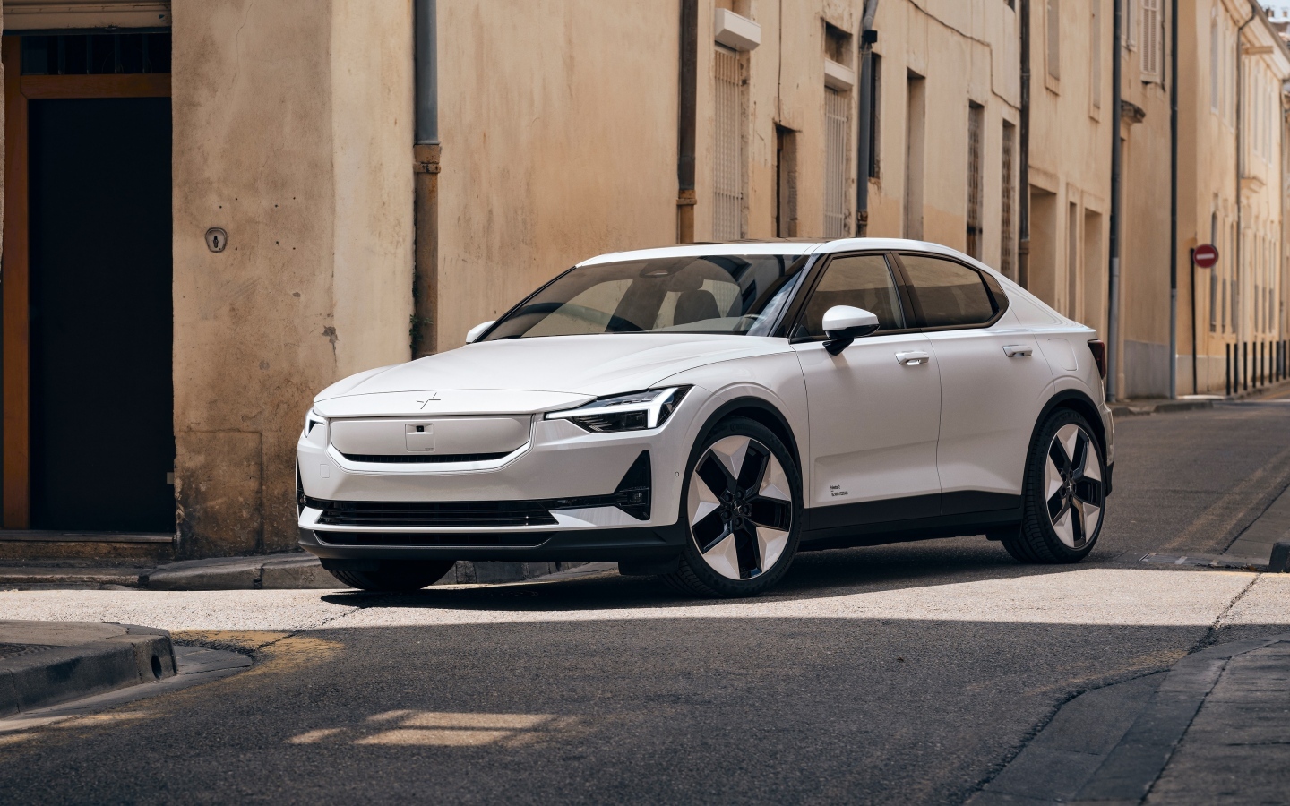 Белый автомобиль Polestar 2 2023 года