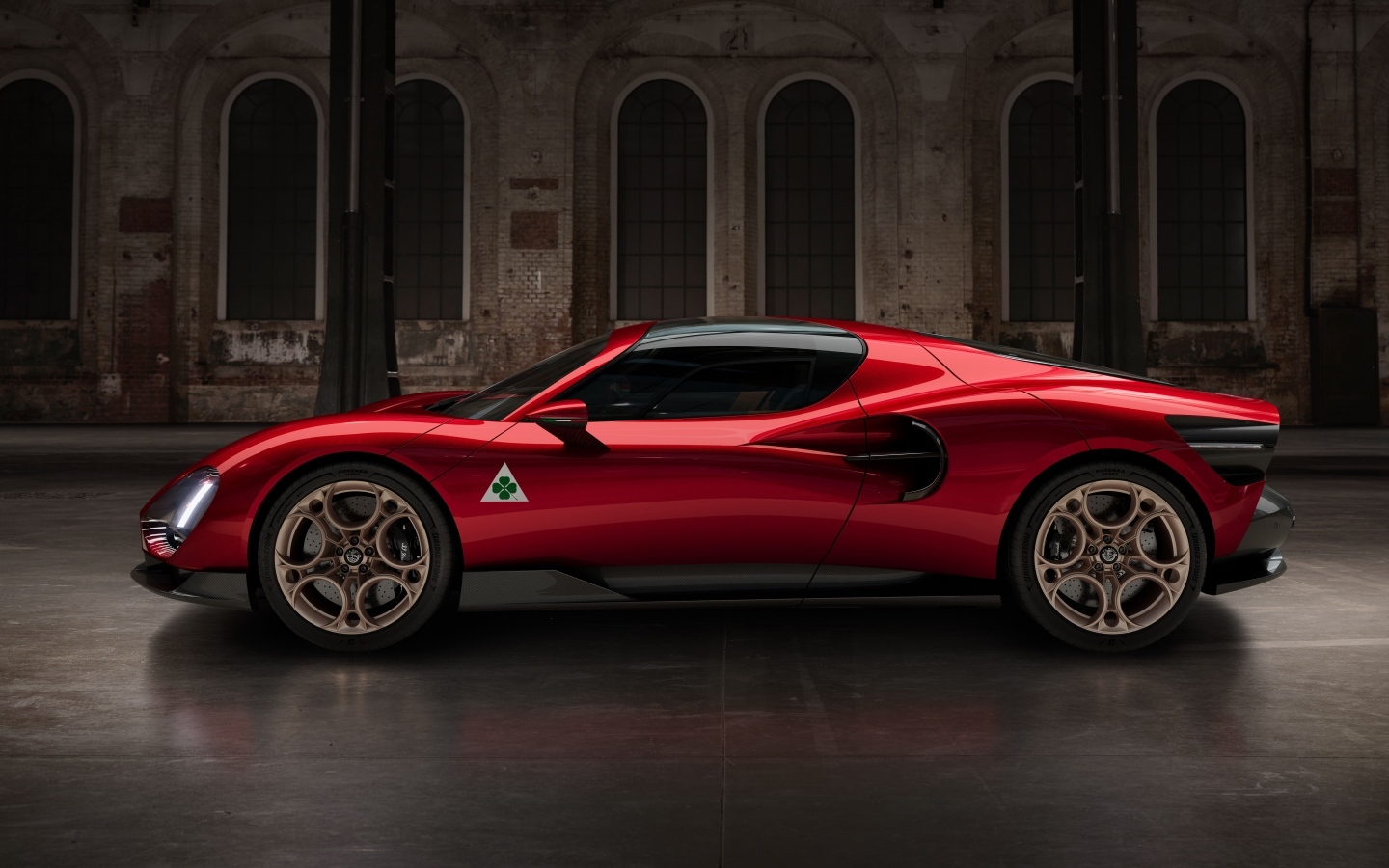 Быстрый автомобиль Alfa Romeo 33 Stradale 2024 года вид сбоку