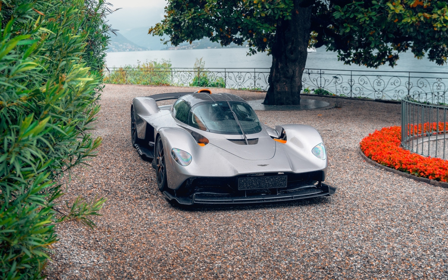 Быстрый автомобиль Aston Martin Valkyrie