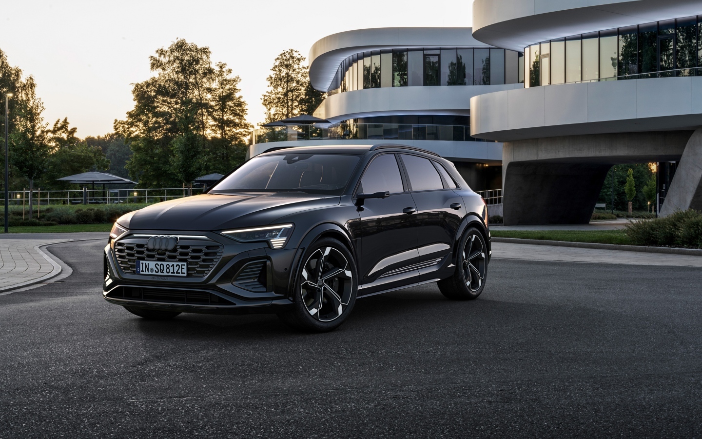 Черный автомобиль Audi Q8 Sportback 55 E-Tron Quattro у дома