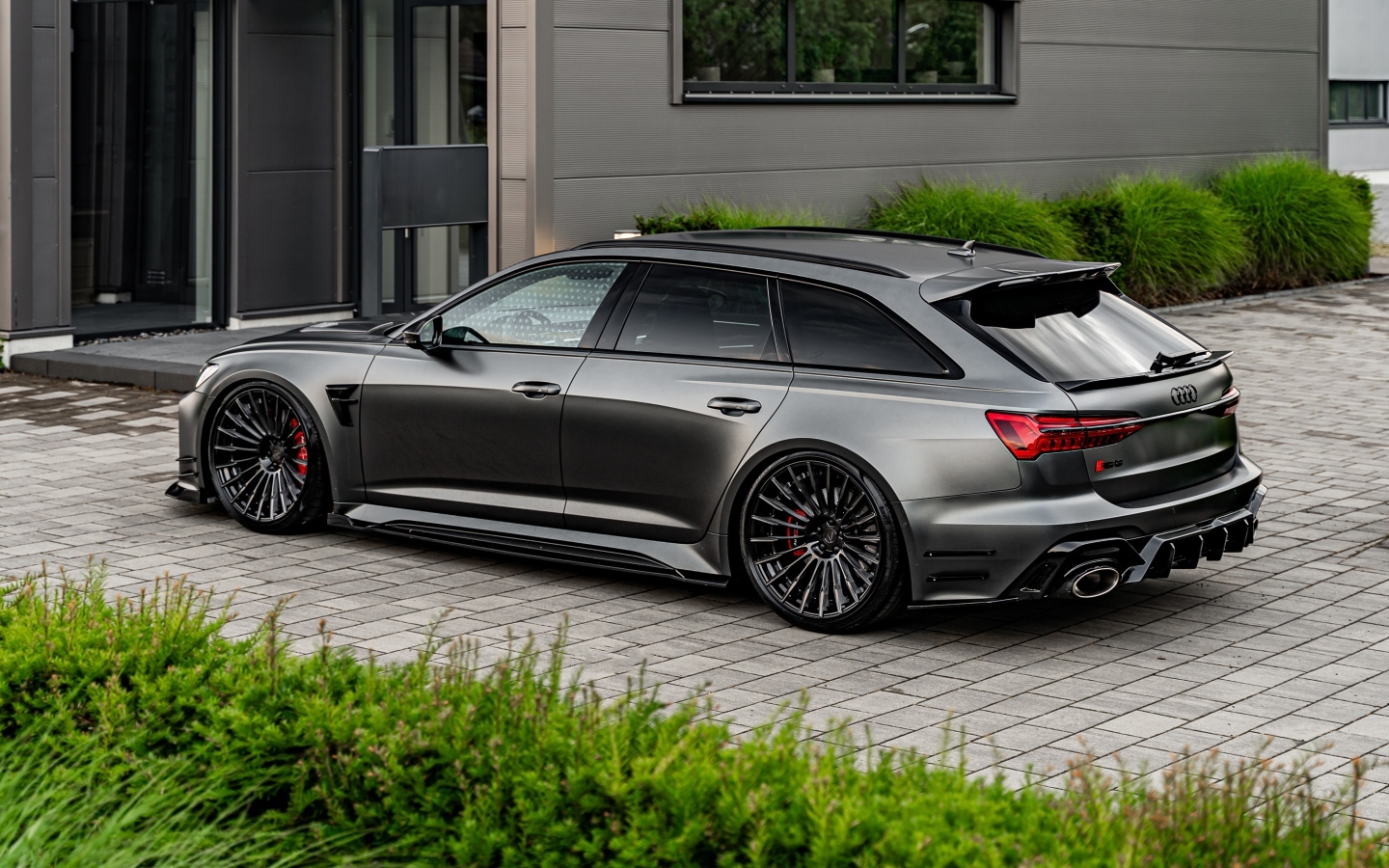 Черный автомобиль Audi RS6 C8 Tuning Prior Design вид сзади