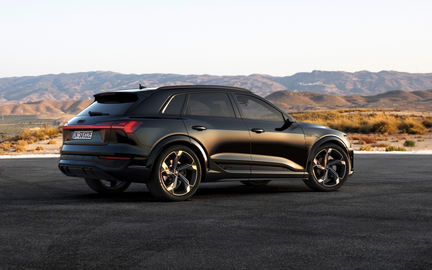 Автомобиль Audi SQ8 E-Tron Quattro  вид сзади