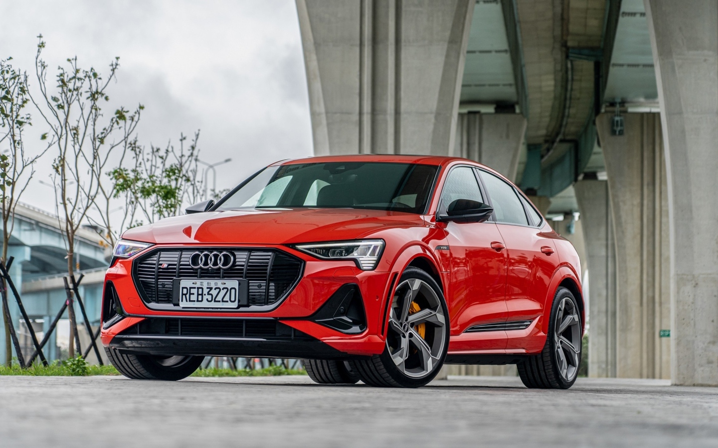 Красный автомобиль Audi E-Tron S Sportback